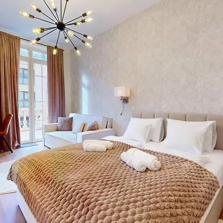 White Lotus - 50 M From Thermal