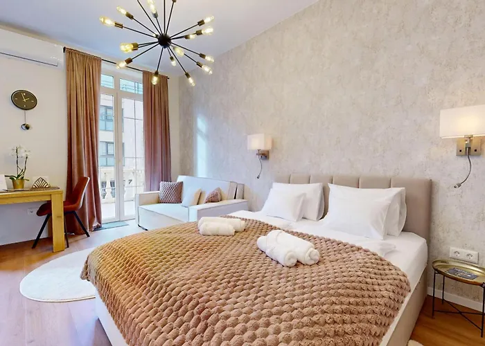 White Lotus - 50 M From Thermal