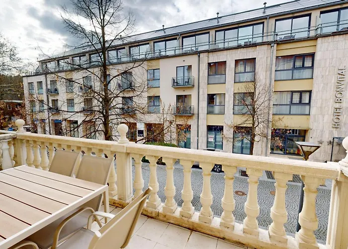 White Lotus - 50 M From Thermal