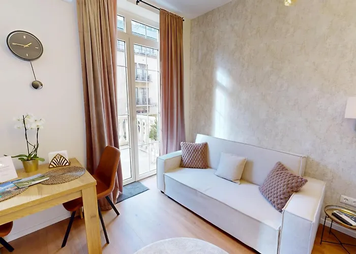 White Lotus - 50 M From Thermal